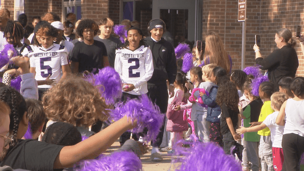 Green Bay West students send off football team for first playoff appearance in decades — Fox 11 Green Bay Sports, San Antonio Schools news