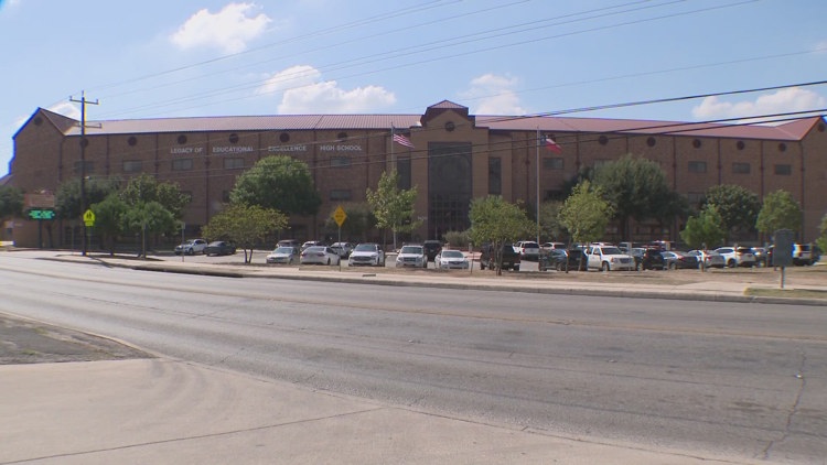 Fox falls through ceiling during LEE High School lunch period, NEISD officials say — KENS 5 (San Antonio), San Antonio Schools news