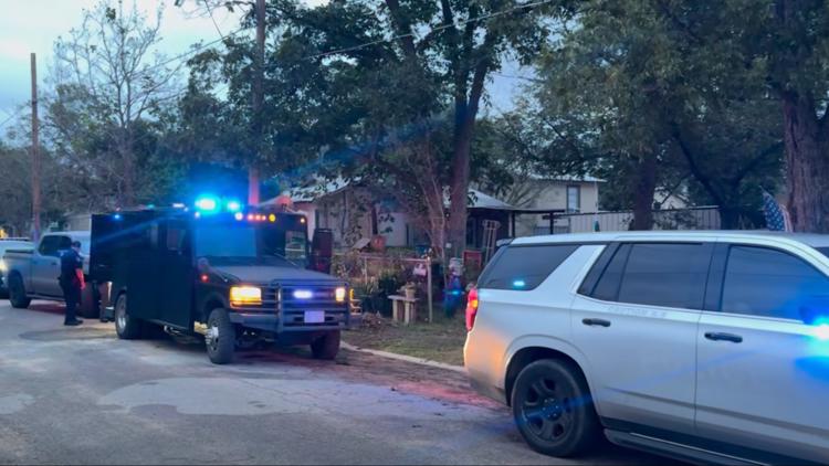 Multiple police officers, law enforcement respond to incident in Pleasanton neighborhood — KENS 5 (San Antonio)