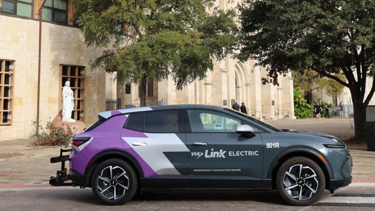 VIA adds 2 electric vehicles to its downtown VIA Link fleet — San Antonio Business news
