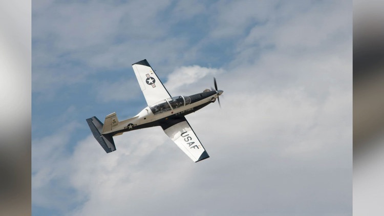 2 Air Force pilots eject from plane near Seguin after problems detected with landing gear, JBSA official says — KENS 5 (San Antonio)