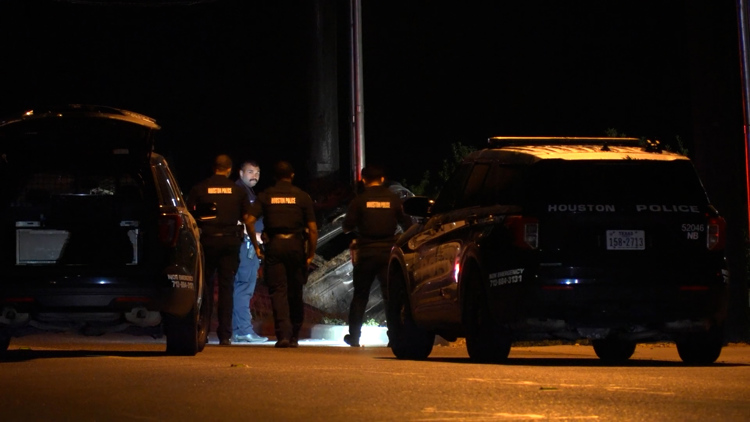 36-year-old DJ killed after being ejected from car in rollover crash, Houston police say — KHOU 11 (Houston), San Antonio Community news